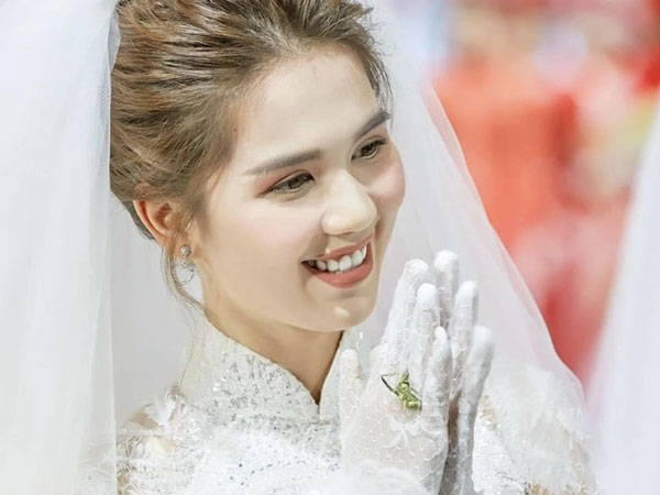 Xôn xao ảnh Ngọc Trinh nghi đã cưới bí mật