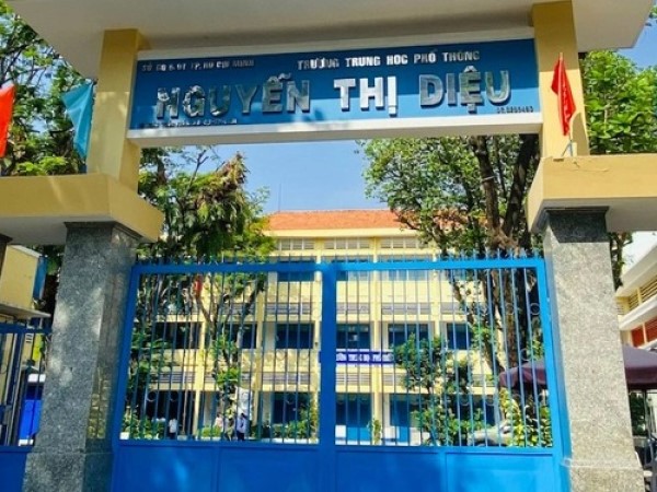 Giáo viên cho 6 học sinh đánh một bạn cùng lớp vì đi học muộn
