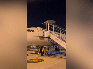Nhân viên mặt đất ngã lộn từ máy bay xuống đất do đồng nghiệp chuyển thang