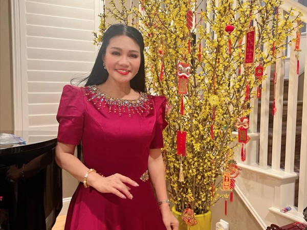 NS cải lương Ngọc Huyền ở tuổi 54: Sống trong biệt thự sân vườn triệu đô nhưng vẫn làm việc nhiều đến nỗi mẹ chồng phải lên tiếng