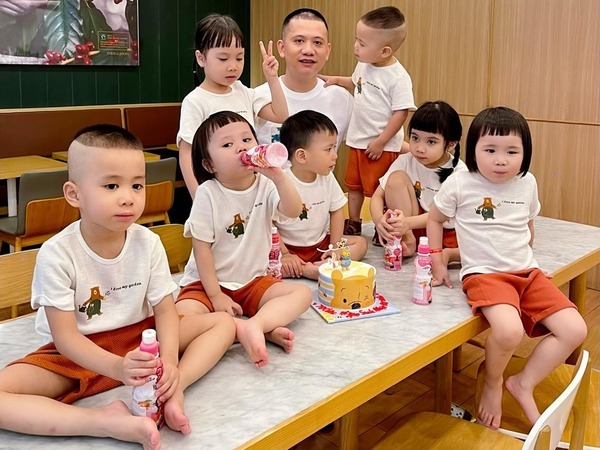 Sinh 7 con trong 5 năm, ông bố ở Hà Nội hài hước kể chuyện điểm danh mỗi tối