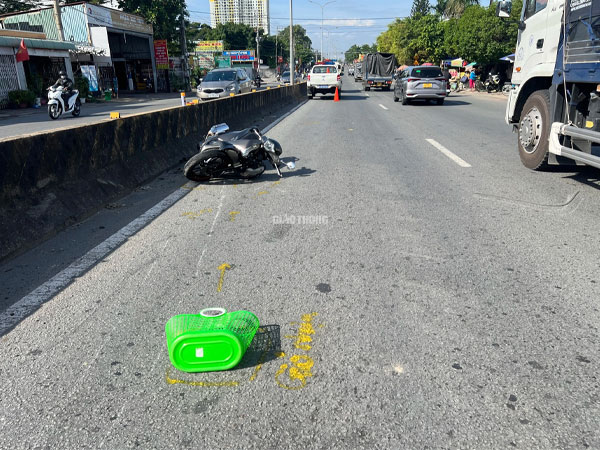 Leo dải phân cách để qua đường, người phụ nữ bị xe máy tông tử vong