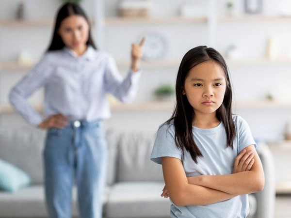 Cứ đánh con xong lại nói 'con đau một, mẹ đau 10', mẹ giật mình khi vô tình đọc mảnh giấy nhàu nát con viết