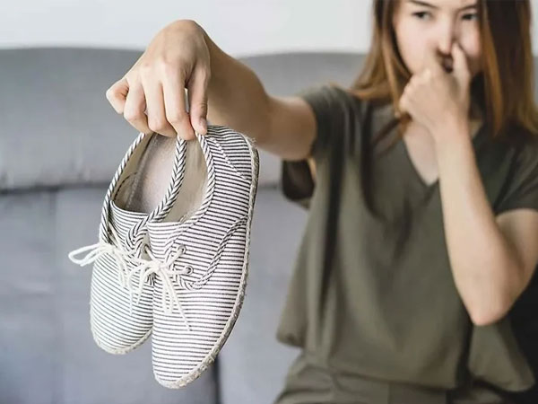 Giày dép có mùi khó chịu khi trời nóng? Rắc thứ này để nhanh chóng khử mùi hôi giày và tiết kiệm tiền