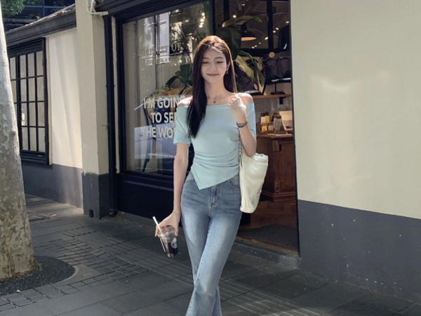 10 cách phối đồ nổi bật với quần jeans ống loe đang 'hot'