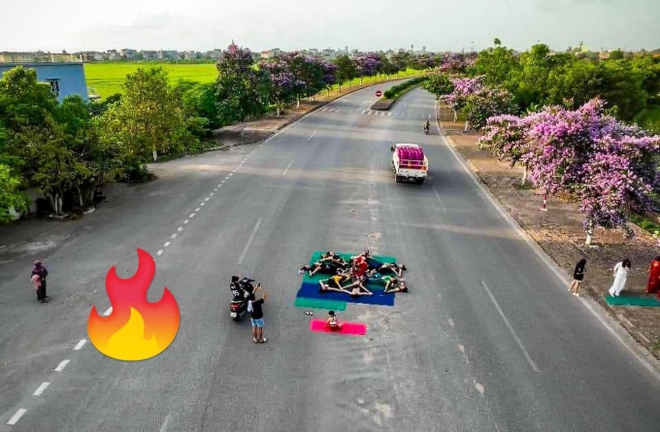 Nhóm phụ nữ 'tập yoga' giữa đường, chụp ảnh check-in hoa bằng lăng gây bức xúc: 'Đu trend' xin đừng bất chấp!