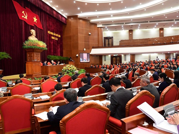 Bộ Chính trị yêu cầu cán bộ nêu cao lòng tự trọng, thực hiện văn hóa từ chức