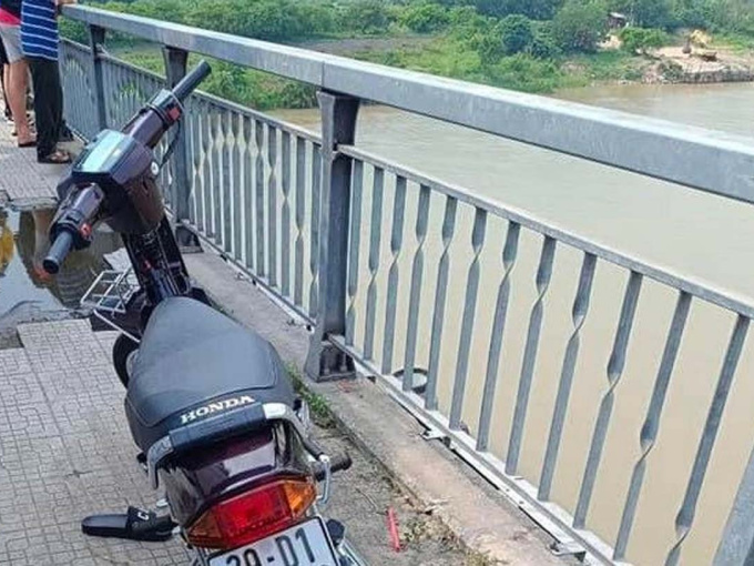 Tìm kiếm nam thanh niên nghi nhảy cầu Đông Trù