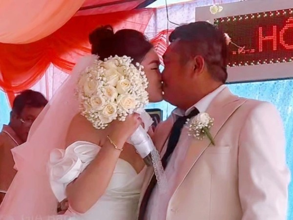 'Thằng Cò' Phùng Ngọc làm đám cưới lần 2 ở quê nhà, 'khoá môi' ngọt ngào với vợ kém 10 tuổi