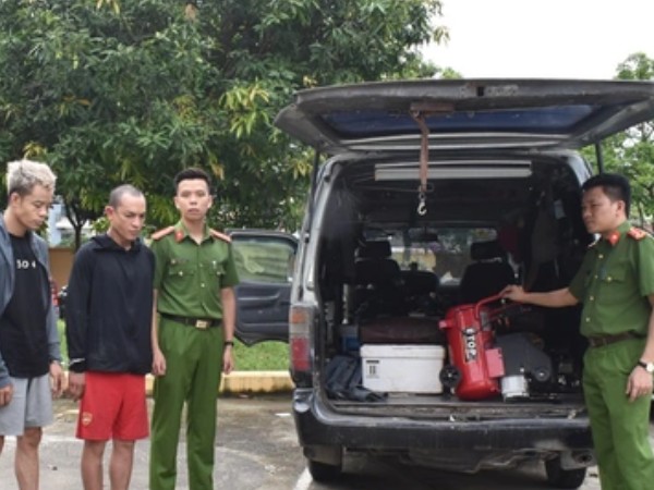 Công an phát hiện bí mật bên trong chiếc xe ô tô chở khách cũ, thường xuyên đổi màu sơn xe bí ẩn