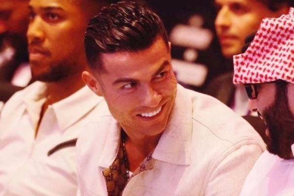 Ronaldo đi xe 13 tỷ, đeo đồng hồ 38 tỷ đi dự sự kiện, không ngờ vẫn bị đám đông la ó