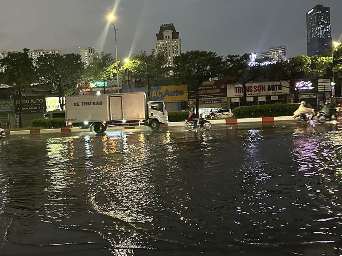 Mưa lớn, nhiều tuyến đường ở Hà Nội lại ngập úng cục bộ