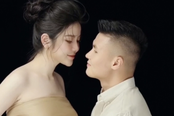 Chu Thanh Huyền khoe lưng trần gợi cảm, không ngại lộ khuyết điểm trong hậu trường chụp ảnh bầu cùng Quang Hải