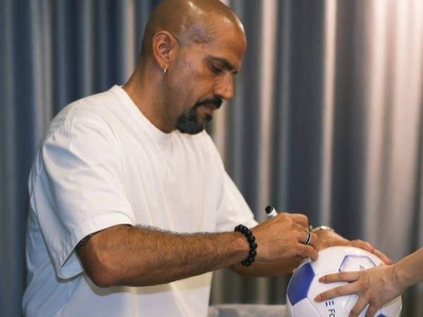 Cựu sao Manchester United Juan Veron đến thăm Việt Nam