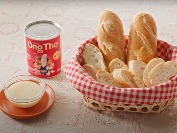 Bánh mì chấm sữa đặc – Tự hào văn hóa ẩm thực Việt