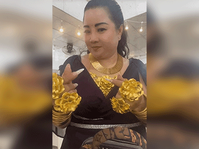 Hội 'phú bà' miền tây gọi tên cô Út: Vàng đeo kín người, nhà có 6 chị em đều mê diện vàng