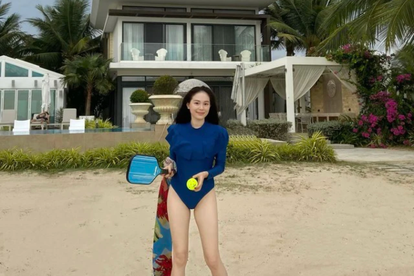 Linh Rin về dáng cực nhanh sau 6 tháng sinh nở: Mặc đồ bơi khoe body chân dài, eo thon cực 'nuột'