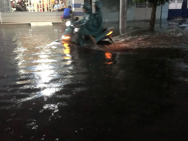 TP HCM mưa trắng trời, nhiều nơi ngập sâu, gió mạnh khiến nhiều người té ngã