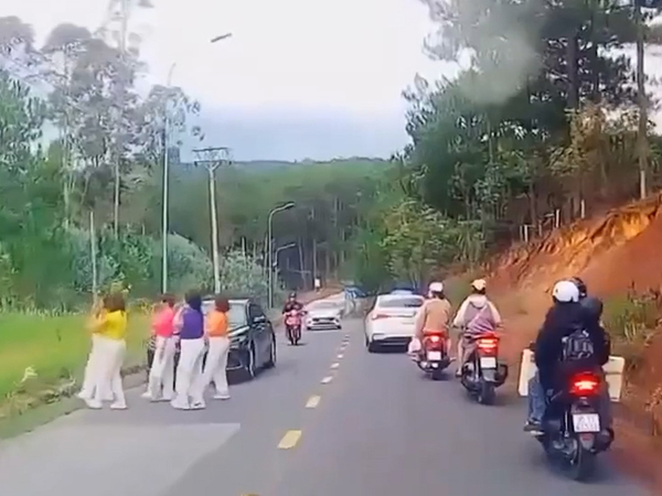 Công an Đà Lạt mời làm việc với nhóm phụ nữ dừng ô tô, nhảy múa giữa đường