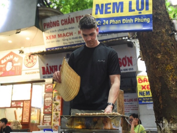 Chàng Tây thoăn thoắt nướng nem lụi, rao bán bánh xèo ở vỉa hè Hà Nội