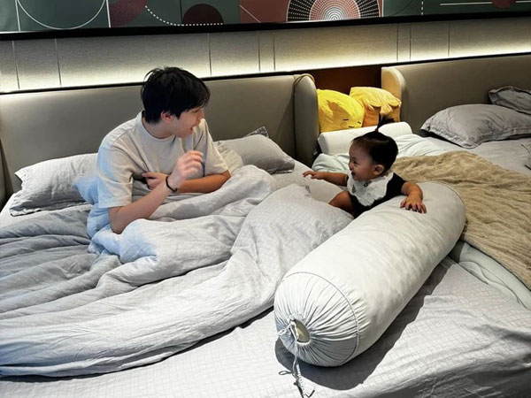 Khoảnh khắc gia đình được Cường Đô La chia sẻ: Anh hai Subeo chơi cùng em út cực đáng yêu