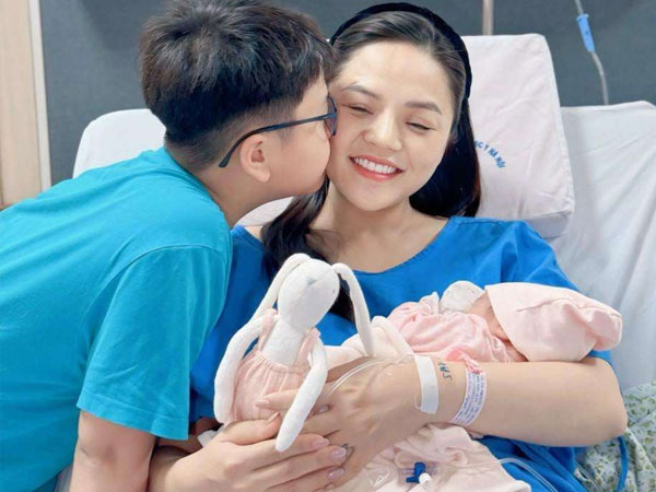 'My sói' Thu Quỳnh hạ sinh con gái thứ 2, hé lộ hình ảnh đầu tiên của ái nữ