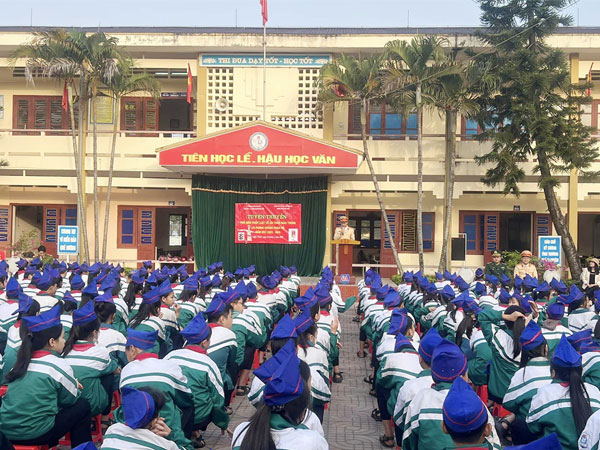 Vụ trường ngăn cản học sinh thi lớp 10: Để 'đỡ tốn tiền ôn thi' cho phụ huynh