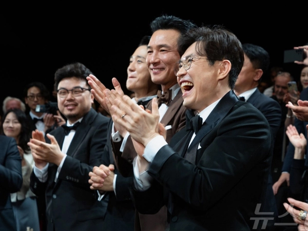 Bom tấn Hàn nhận tràng pháo tay 10 phút tại Cannes 2024, nam chính là siêu sao cư xử tệ nhất showbiz đóng phim nào cũng hot