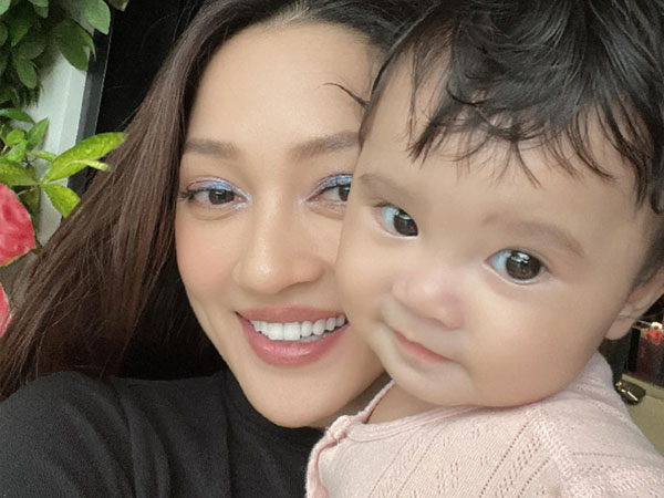 Bảo Anh xả kho thêm loạt ảnh cực yêu của con gái, 6 tháng tuổi đã tạo dáng chuyên nghiệp thế này