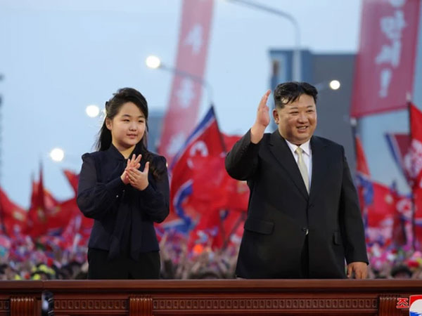 Con gái ông Kim Jong Un mặc trang phục khác thường sau 2 tháng vắng bóng, gây sốt ở Hàn Quốc