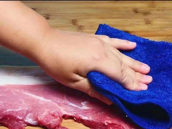 Tại sao phải phủ giẻ lên miếng thịt lợn ở chợ, người bán hàng tiết lộ lý do