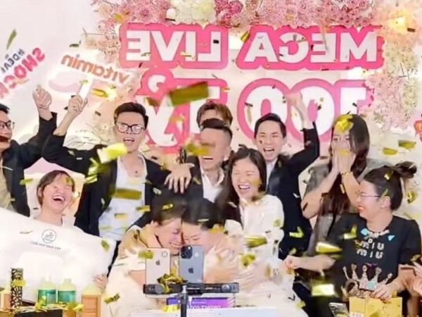 Chuyện gì đang xảy ra phía sau hàng loạt phiên livestream tiền tỷ, có phiên chạm tới 100 tỷ đồng chưa tới 1 ngày?