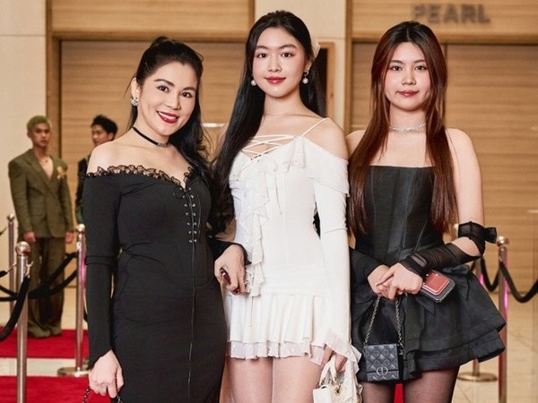 Lọ Lem nhà Quyền Linh xách món đồ khiến ai nấy tròn xoe mắt: Xem lại cách cô bé được dạy dỗ thì đúng là đáng ngạc nhiên thật