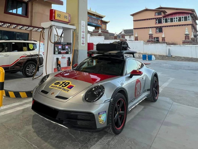 Chủ xe Porsche 911 Dakar hơn 16 tỷ tậu biển 19A-667.89 hơn 800 triệu