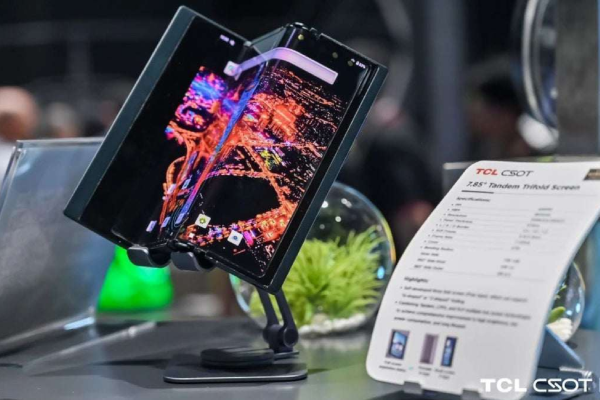HOT: Smartphone màn hình gập 3 đầu tiên trên thế giới ra mắt