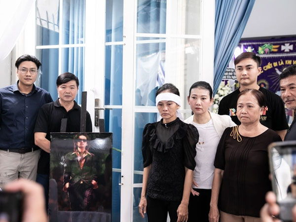 Lễ viếng diễn viên Đức Tiến tại Việt Nam: Nghệ sĩ có mặt từ sớm, mẹ ruột không cầm được nước mắt