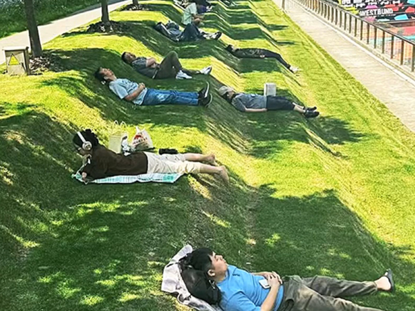 Giới trẻ Trung Quốc 'phát sốt' với bãi cỏ bậc thang, nơi 'cực chill' để nghỉ trưa