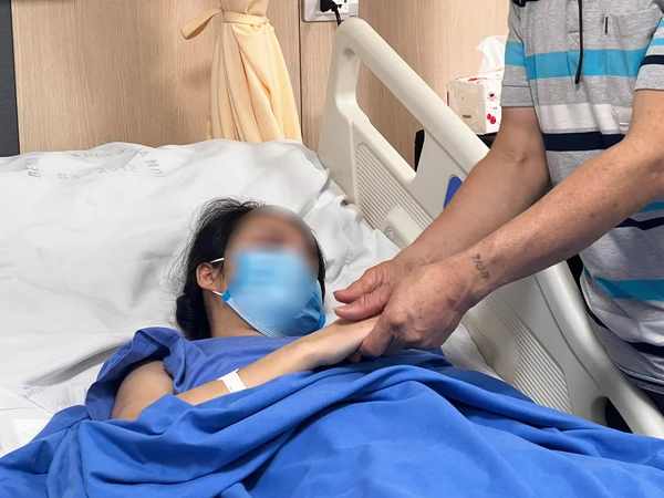 Nữ bác sĩ bị kính rơi vào người được xuất viện, bố nghẹn ngào động viên: 'Giờ con nằm trên giường bệnh lại là lúc bố được nhìn thấy con nhiều nhất'