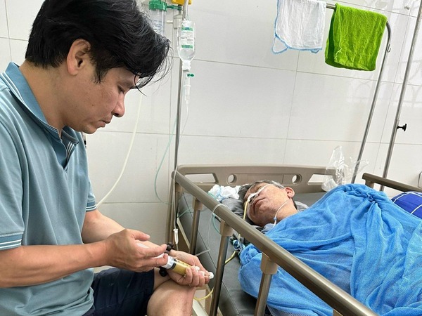 Chàng rể Bắc Ninh chăm mẹ vợ ung thư, đưa bố vợ tai biến về nhà tận hiếu