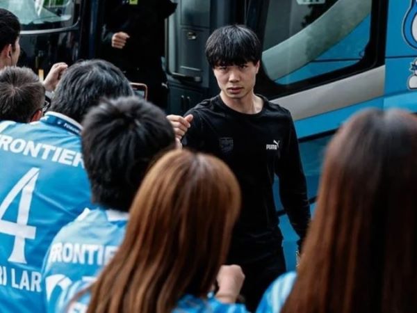 HLV Yokohama nói lý do Công Phượng vừa vào sân đã bị thay