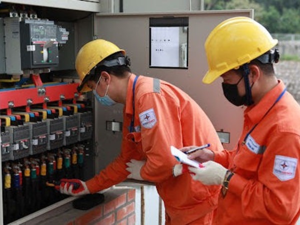 EVN lên tiếng về thông tin 'kêu gọi doanh nghiệp phía Bắc giảm 30% mức sử dụng điện'