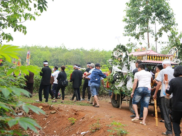 Người thân khóc cạn nước mắt, tiễn đưa nam sinh lớp 8 bị bạn đánh tử vong về nơi an nghỉ cuối cùng