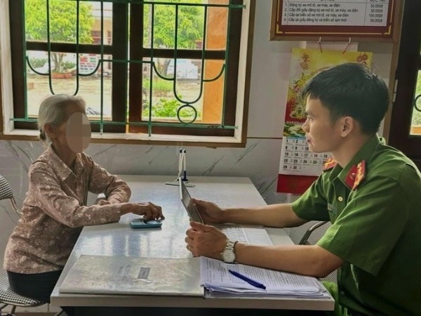 Cụ bà 75 tuổi suýt mất 900 triệu đồng sau cuộc gọi giả danh công an