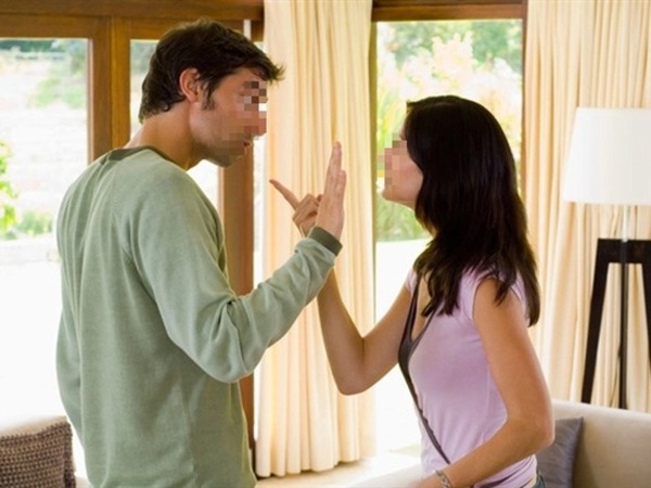 Đi họp phụ huynh cho con về, chồng nói một câu khiến tôi muốn ly hôn