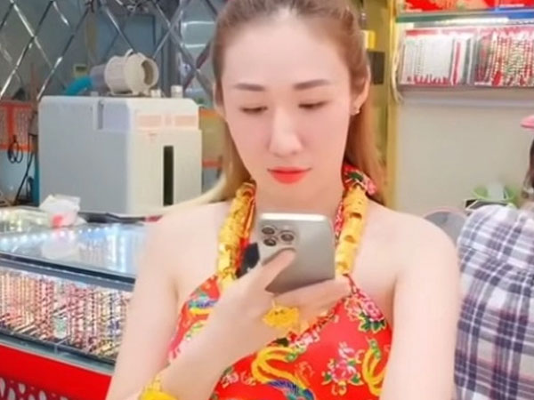 Vàng đang bão giá nhưng TikToker này vẫn mua... cả ký làm quà, hứng lên 'quất' luôn xế hộp chục tỷ: Hóa ra là phú bà nổi tiếng Bạc Liêu