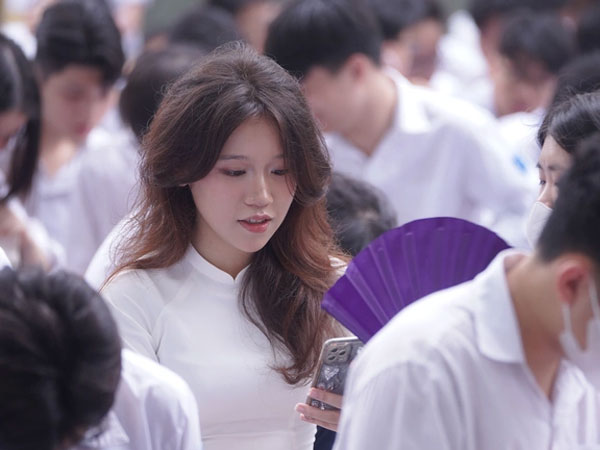 'Đặc sản' lễ bế giảng Phan Đình Phùng: Gái xinh hội tụ, ai cũng gấp đôi visual với áo dài trắng!