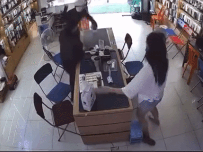 Truy bắt đối tượng cầm hung khí uy hiếp 2 cô gái, cướp cửa hàng điện thoại