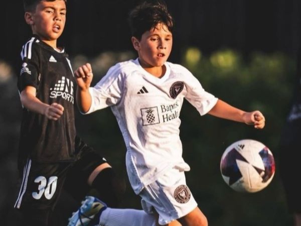 Quý tử nhà Messi trình diễn kỹ thuật khó tin trên sân bóng, hàng triệu người xem phải trầm trồ