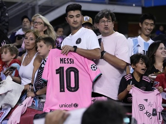 NHM phẫn nộ vì mất hơn 200 triệu đồng nhưng không được xem Messi thi đấu