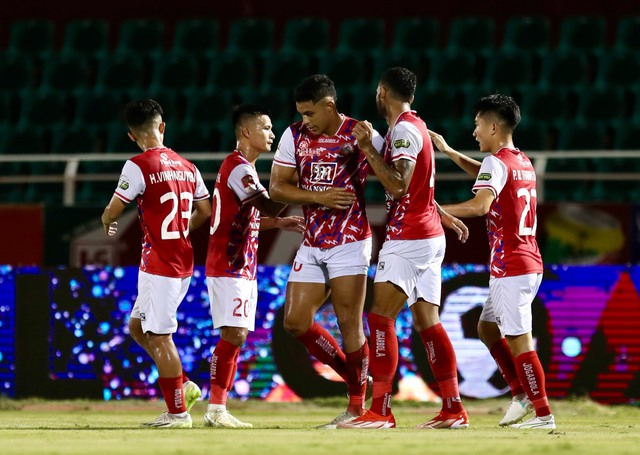 Bùi Tiến Dũng bất lực, HAGL thảm bại, nguy cơ rơi xuống nhóm tranh vé vớt trụ hạng V.League